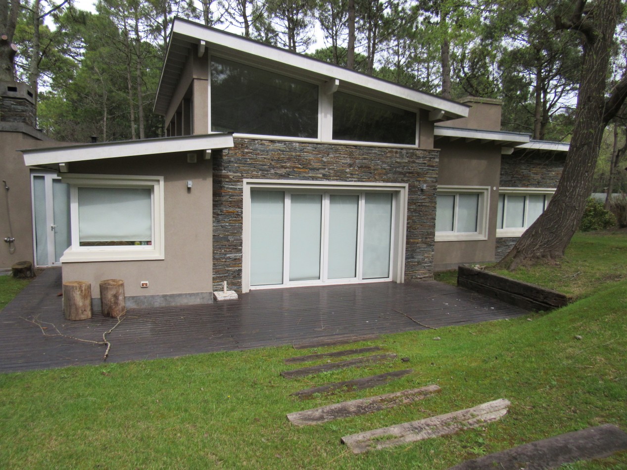 Moderna Propiedad con Piscina Climatizada en Carilo