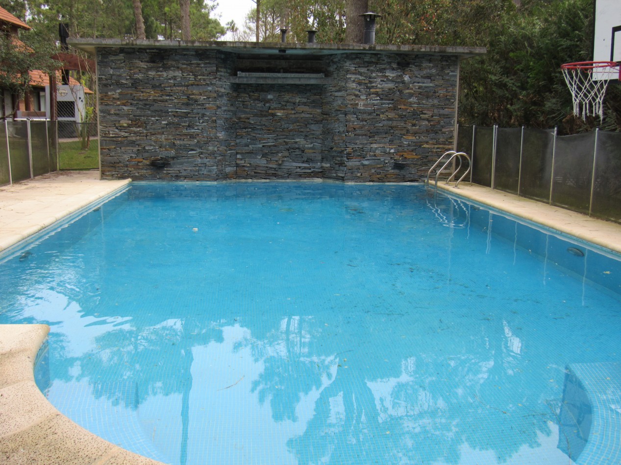 Moderna Propiedad con Piscina Climatizada en Carilo