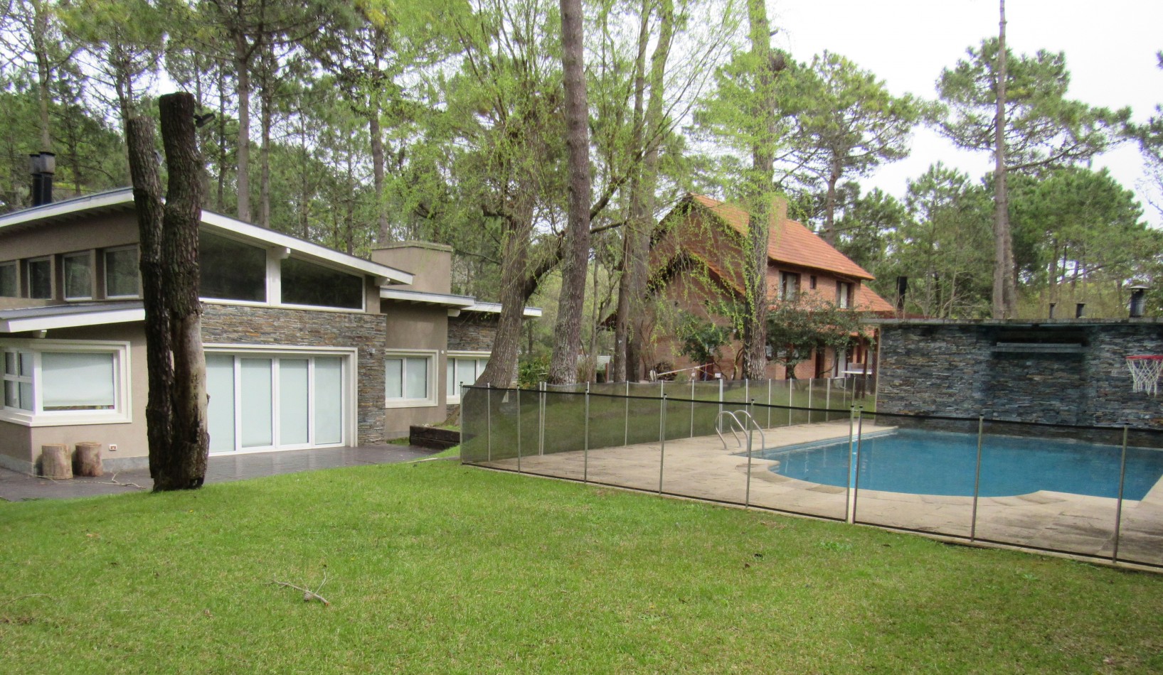 Moderna Propiedad con Piscina Climatizada en Carilo