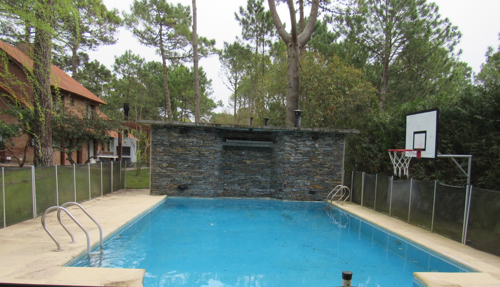 Moderna Propiedad con Piscina Climatizada en Carilo