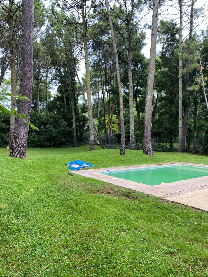 Propiedad en el bosque de Carilo con piscina,cod 1050!!!