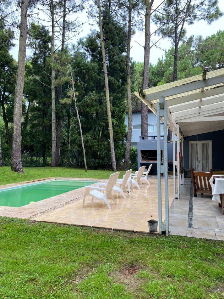 Propiedad en el bosque de Carilo con piscina,cod 1050!!!