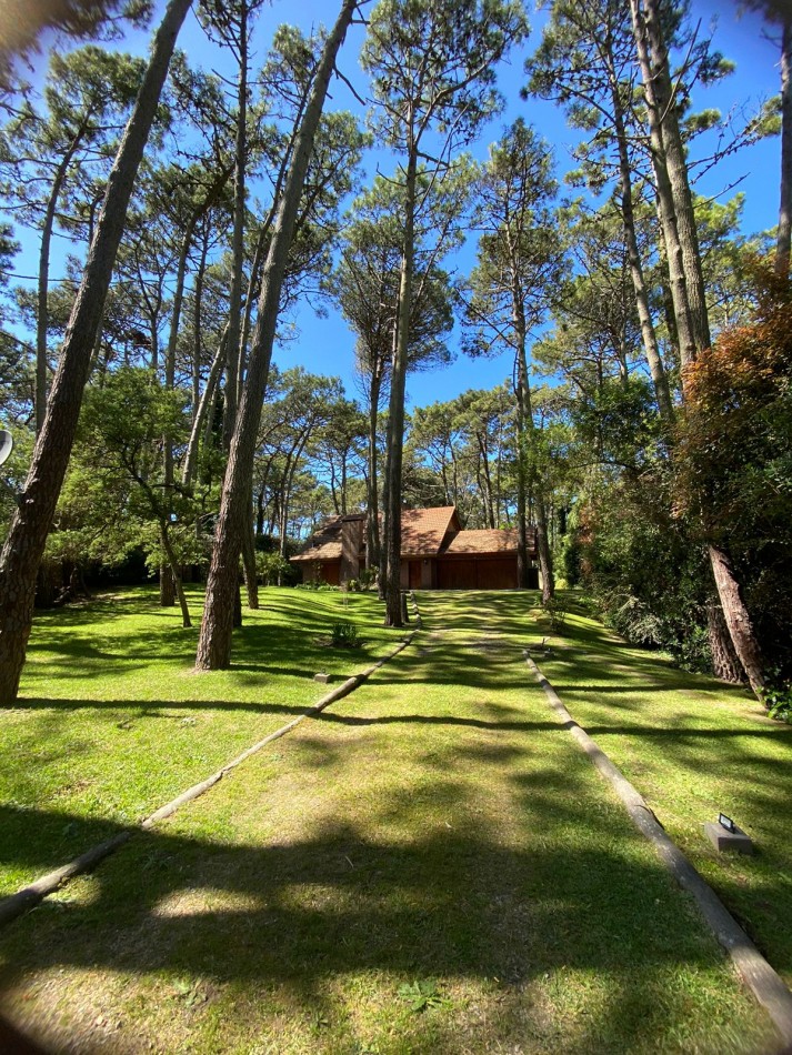 Chalet de Estilo Tradicional en Carilo A mts del Golf