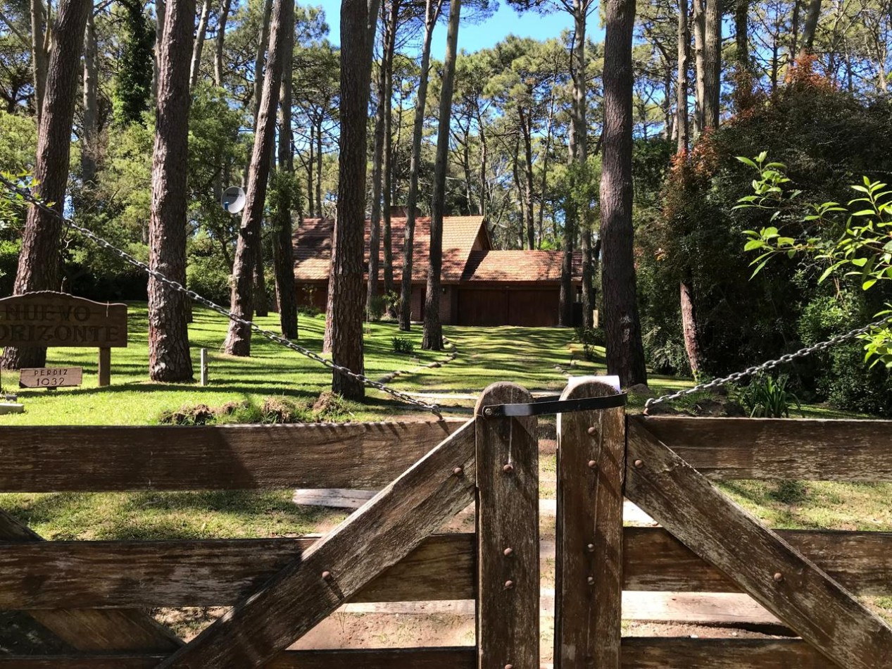 Chalet de Estilo Tradicional en Carilo A mts del Golf