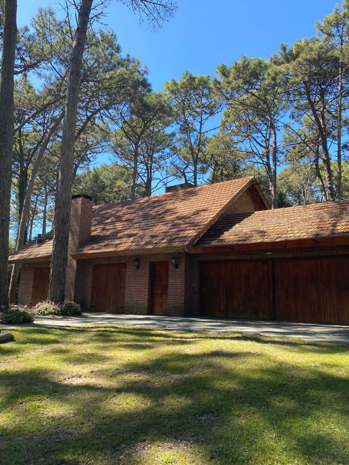 Chalet de Estilo Tradicional en Carilo A mts del Golf