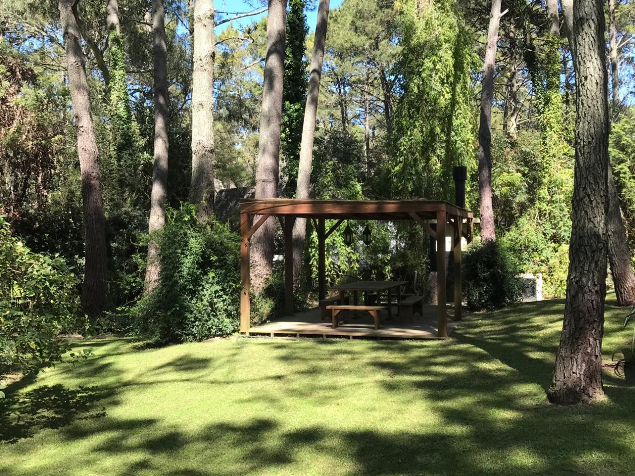 Chalet de Estilo Tradicional en Carilo A mts del Golf