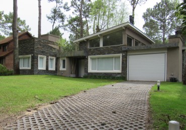 Moderna Propiedad con Piscina Climatizada en Carilo