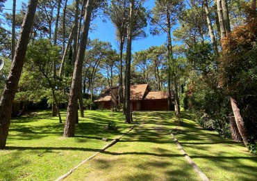 Chalet de Estilo Tradicional en Carilo A mts del Golf